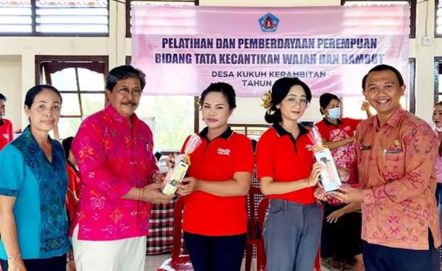 Penyerahan Alat & Bahan Pendukung Kegiatan Pemberdayaan Perempuan Desa Tahun 2023